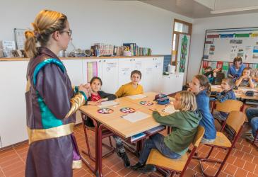 Mick Plastic leert Limburgse kinderen over de gevaren van plasticverslaving Mick Plastic